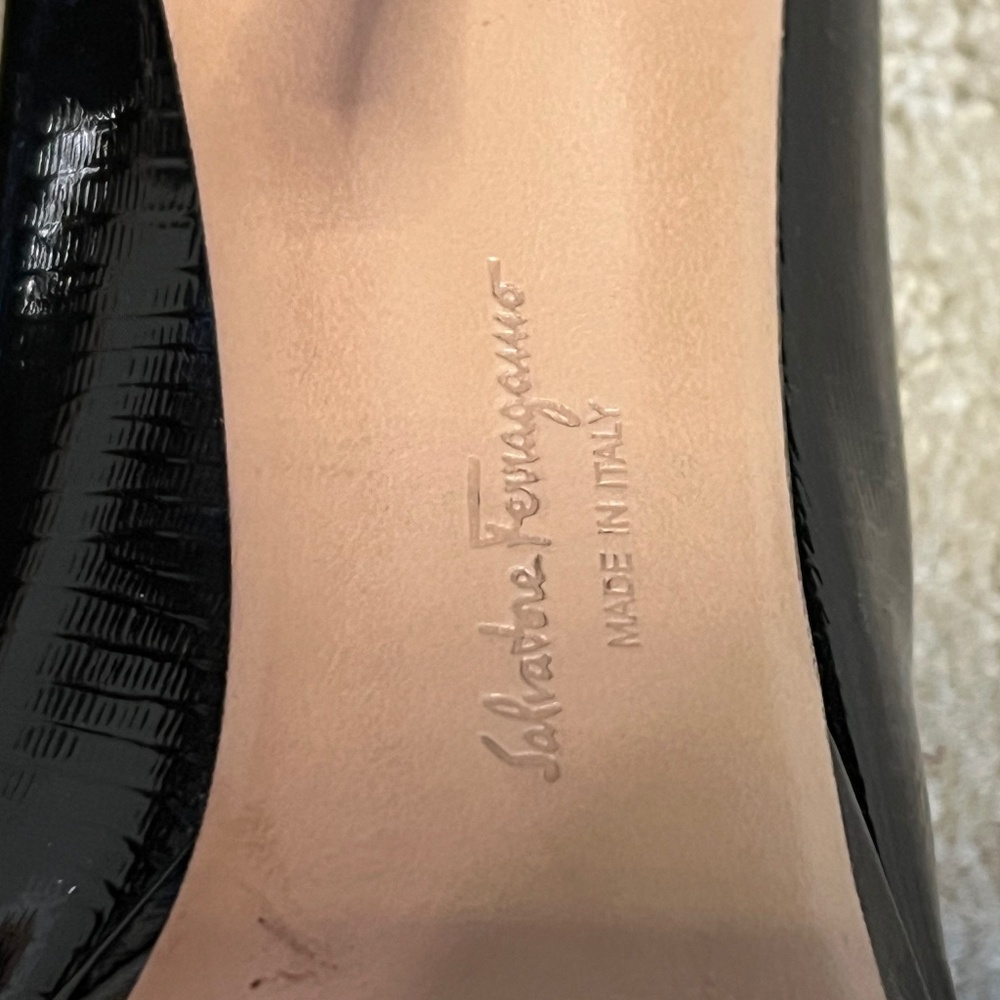 Salvatore Ferragamo Vera Bow Peep Toe Heels, Patent Leather, Black, size 5.5 - Picture 7 of 9